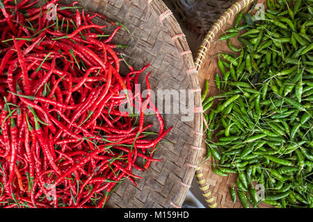 Cesti con rosso e peperoncini verdi per la vendita al mercato Beringharjo (Pasar Beringharjo). Yogyakarta, Java, Indonesia. Foto Stock