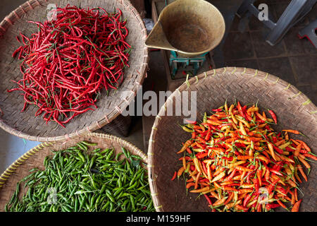 Una selezione di peperoncino piccante per la vendita al mercato Beringharjo (Pasar Beringharjo). Yogyakarta, Java, Indonesia. Foto Stock