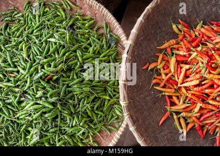 Una selezione di peperoncino piccante per la vendita al mercato Beringharjo (Pasar Beringharjo). Yogyakarta, Java, Indonesia. Foto Stock