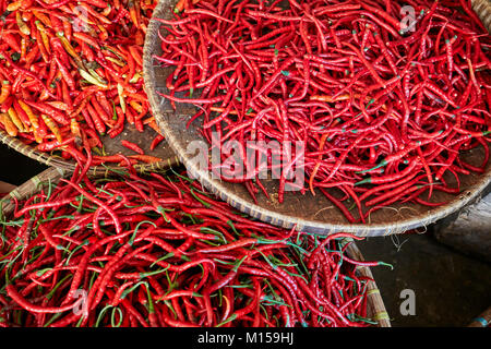 Cesti con peperoncino rosso per la vendita al mercato Beringharjo (Pasar Beringharjo). Yogyakarta, Java, Indonesia. Foto Stock