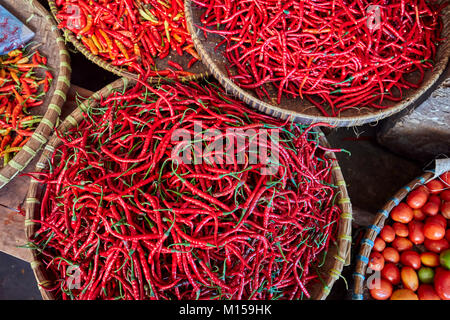 Cesti con peperoncino rosso per la vendita al mercato Beringharjo (Pasar Beringharjo). Yogyakarta, Java, Indonesia. Foto Stock