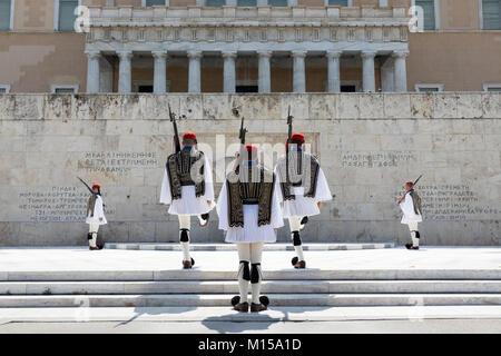 Cambio della guardia presso la tomba del Milite Ignoto in piazza Syntagma, Atene, Grecia, Europa Foto Stock