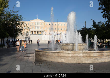 Piazza Syntagma con il Vecchio Palazzo Reale, Atene, Grecia, Europa Foto Stock