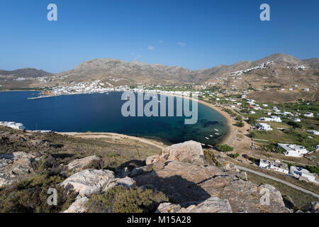 Vista sulla baia di Livadi, Serifos, Cicladi, il Mare Egeo e le isole greche; Grecia; l'Europa Foto Stock