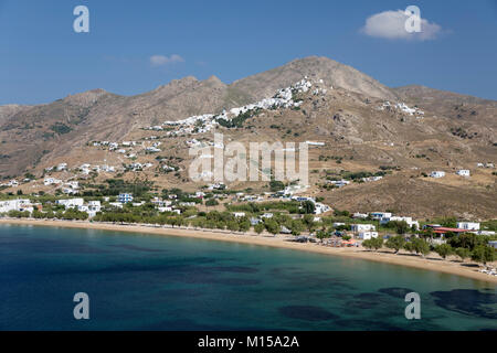 Vista sulla baia di Livadi, Serifos, Cicladi, il Mare Egeo e le isole greche; Grecia; l'Europa Foto Stock