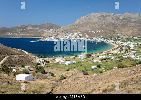 Vista sulla baia di Livadi, Serifos, Cicladi, il Mare Egeo e le isole greche; Grecia; l'Europa Foto Stock