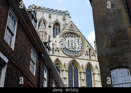 Il rosone della cattedrale di York Minster, come visto da un lato della strada Foto Stock