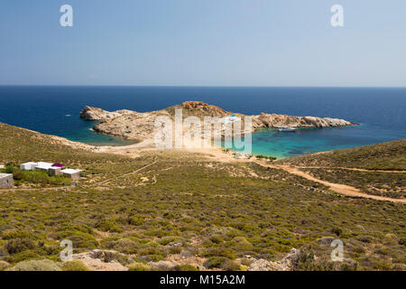 Aghios Sostis Beach imbiancati e chiesa greca sull isola della costa orientale, Serifos, Cicladi, il Mare Egeo e le isole greche, Grecia, Europa Foto Stock