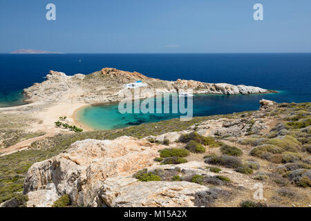 Aghios Sostis Beach imbiancati e chiesa greca sull isola della costa orientale, Serifos, Cicladi, il Mare Egeo e le isole greche, Grecia, Europa Foto Stock