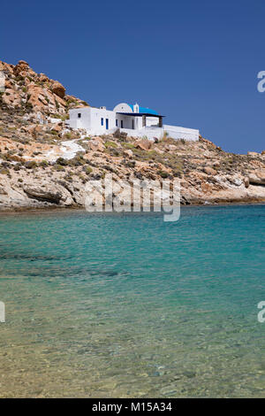 Aghios Sostis Beach imbiancati e chiesa greca sull isola della costa orientale, Serifos, Cicladi, il Mare Egeo e le isole greche, Grecia, Europa Foto Stock