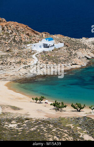 Aghios Sostis Beach imbiancati e chiesa greca sull isola della costa orientale, Serifos, Cicladi, il Mare Egeo e le isole greche, Grecia, Europa Foto Stock