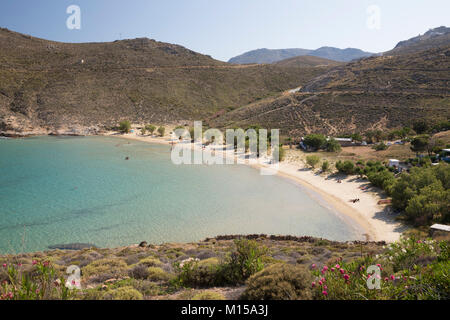 Vista su Psili Ammos Beach sull isola della costa orientale, Serifos, Cicladi, il Mare Egeo e le isole greche, Grecia, Europa Foto Stock