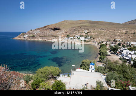 Vista su Megalo Livadi e bay sull isola della west coast, Serifos, Cicladi, il Mare Egeo e le isole greche, Grecia, Europa Foto Stock