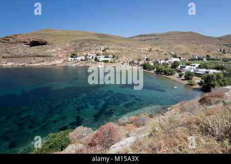 Vista su Megalo Livadi e bay sull isola della west coast, Serifos, Cicladi, il Mare Egeo e le isole greche, Grecia, Europa Foto Stock