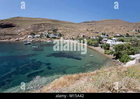 Vista su Megalo Livadi e bay sull isola della west coast, Serifos, Cicladi, il Mare Egeo e le isole greche, Grecia, Europa Foto Stock