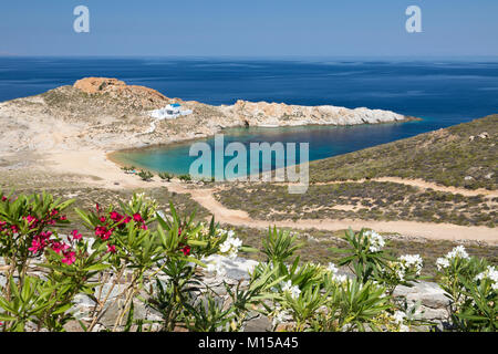 Aghios Sostis Beach imbiancati e chiesa greca sull isola della costa orientale, Serifos, Cicladi, il Mare Egeo e le isole greche, Grecia, Europa Foto Stock