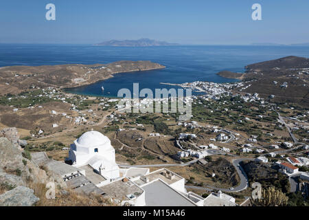 Vista sulla baia di Livadi e Greco bianco chiese ortodosse dalla parte superiore del Pano Chora, Serifos, Cicladi, il Mare Egeo e le isole greche, Grecia, Europa Foto Stock