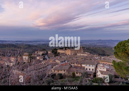 Vista aerea di San Gimignano e la chiesa di Sant'Agostino al tramonto, Siena, Toscana, Italia Foto Stock