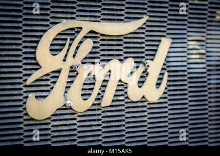 La famosa Ford Motor Company logo su un inizio xx secolo veicolo Foto Stock