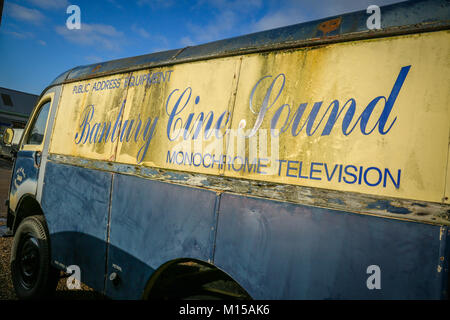 Un vintage Austin van pubblicità televisione in bianco e nero Foto Stock