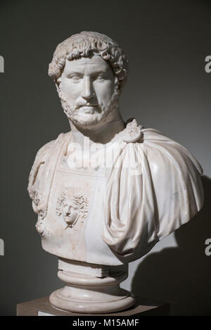 Napoli. L'Italia. Busto di imperatore romano Adriano indossando una corazza. Museo Archeologico Nazionale di Napoli. Museo Archeologico Nazionale di Napoli Foto Stock