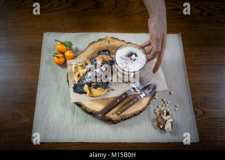 Bel piatto per la colazione sul vassoio in legno Proteina di fresco frittelle parfait e con frutti decorate con condimenti. Pronto a mangiare. Vista ravvicinata Foto Stock