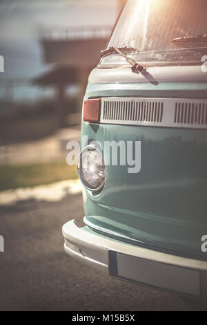 Vintage rare camper, rinnovato auto del 70s, Nizza vecchia blu vintage bus, buon viaggio, durante un viaggio in auto di esclusiva su un luminoso giorno di sole Foto Stock