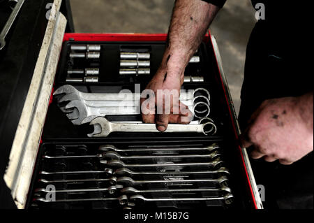 Meccanico, canto, chiavi, lavoro pesante, sporco, officina, automobilistico, industriale, la sicurezza, l'igiene, gli strumenti umani, lavoro, dopo ore, business, il successo, la riparazione Foto Stock