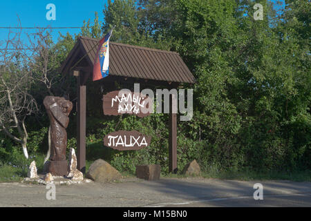 Sochi, Hosta distretto, Regione Krasnodar, Russia - Luglio 14, 2016: cartello del complesso di ristorante 'Patskha Maly Akhun" accanto alla strada per il monte Foto Stock