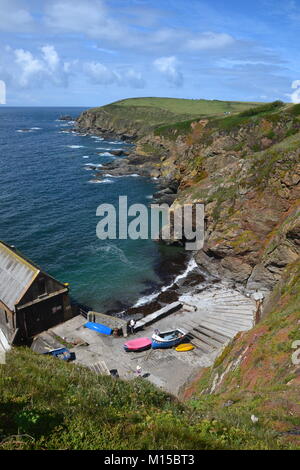 Vista di Polpeor Cove, da South West Coast Path sulla penisola di Lizard, Cornwall, Regno Unito Foto Stock