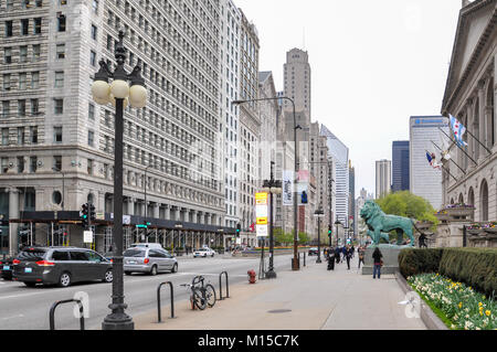 CHICAGO, IL - 5 Maggio 2011 - Vista del Michigan Ave vicino all'Art Institute of Chicago Foto Stock