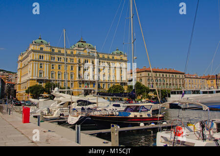 Scaricare il Porto di Rijeka, Croazia editoriale immagine stock. Immagine di neorenaissance - 96895624 yacht e barche a vela ormeggiata in parte anteriore del neo-renaissancel b Foto Stock