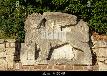 Leone veneziano statua all'ingresso del castello di Trsat, Rijeka, Croazia Foto Stock