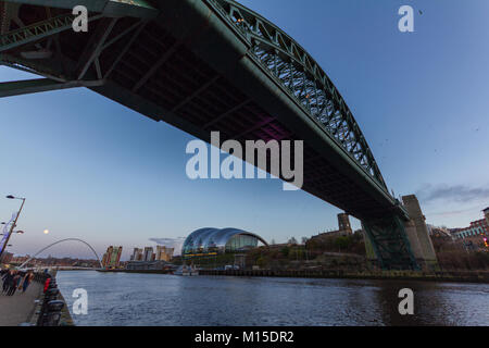 Newcastle, Inghilterra - Dicembre 31, 2017: Newcastle Quayside con Tyne Bridge in primo piano e il Millennium bridge Salvia concert hall e altri la Foto Stock