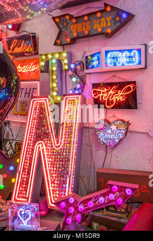 Insegne al neon disponibili a noleggio dèi proprio junkyard in Walthamstow, Londra. Foto Data: Venerdì, 26 gennaio 2018. Foto: Roger Garfield/Alamy Foto Stock