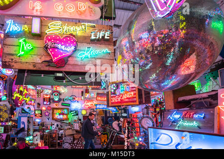 Insegne al neon disponibili a noleggio dèi proprio junkyard in Walthamstow, Londra. Foto Data: Venerdì, 26 gennaio 2018. Foto: Roger Garfield/Alamy Foto Stock
