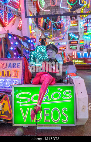 Insegne al neon disponibili a noleggio dèi proprio junkyard in Walthamstow, Londra. Foto Data: Venerdì, 26 gennaio 2018. Foto: Roger Garfield/Alamy Foto Stock