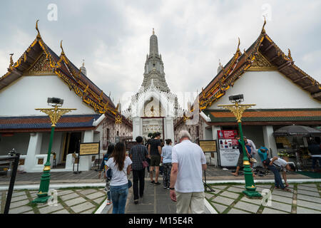 La facciata di un edificio del complesso di Wat Arun tempio a Bangkok, in Thailandia Foto Stock