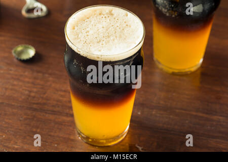 Irish layered nero e marrone con birra lager e Stought Foto Stock