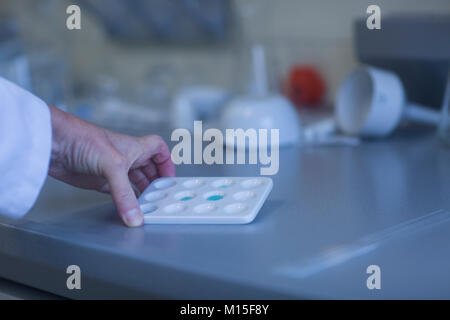 Farmacia lavorando nel laboratorio farmaceutico. Foto Stock