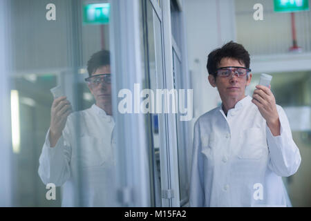 Farmacia lavorando nel laboratorio farmaceutico. Foto Stock