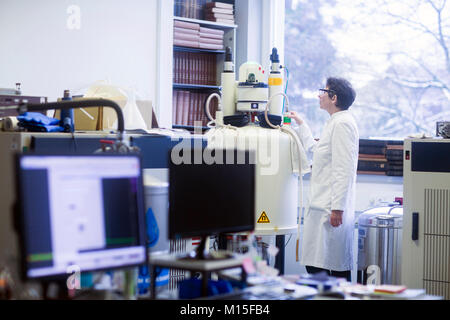 Farmacia utilizzando un NMR (risonanza magnetica nucleare) spettrometro in un laboratorio farmaceutico. Foto Stock