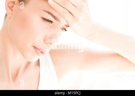 Modello rilasciato. Giovane donna nel dolore con cefalea, vicino. Foto Stock