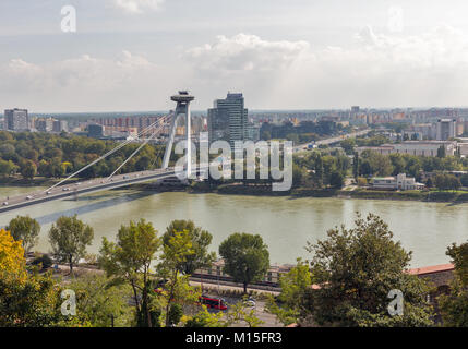 Paesaggio con fiume Danubio e SNP nuovo ponte o ponte di UFO a Bratislava, in Slovacchia. Foto Stock