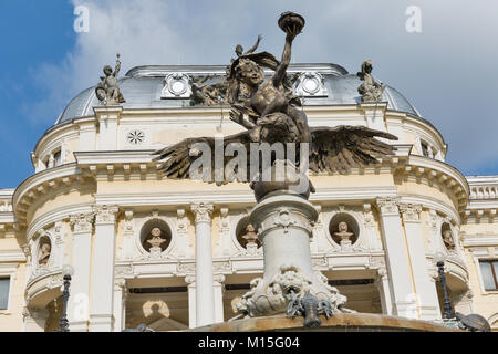 Ganymede's fontana nella parte anteriore del vecchio Teatro Nazionale di Bratislava, Slovacchia. Esso è stato ispirato dal mitologico Ganimede combinato con il depic Foto Stock