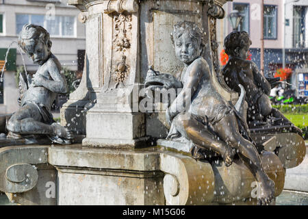 Ganymede's Fontana a Bratislava, in Slovacchia. Esso è stato ispirato dal mitologico Ganimede combinata con le raffigurazioni di Specie comune in locale Foto Stock