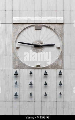 Outdoor orologio da parete closeup a Bratislava, in Slovacchia. Foto Stock