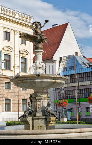 Ganymede's Fontana a Bratislava, in Slovacchia. Esso è stato ispirato dal mitologico Ganimede combinata con le raffigurazioni di Specie comune in locale Foto Stock