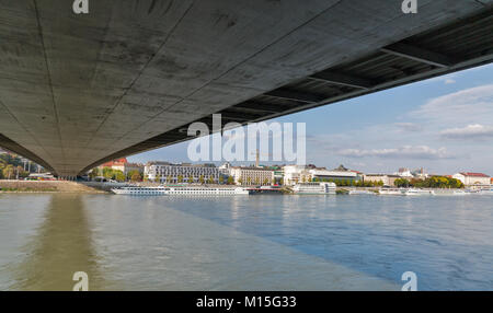 Vista del centro della città di Bratislava da sotto il ponte attraverso il fiume Danubio, Slovacchia. Foto Stock