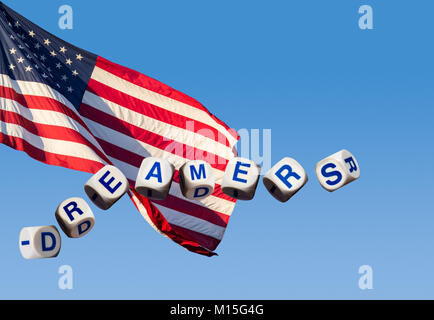 Dreamers concetto utilizzando l'ortografia lettere contro il cielo blu e flag Foto Stock